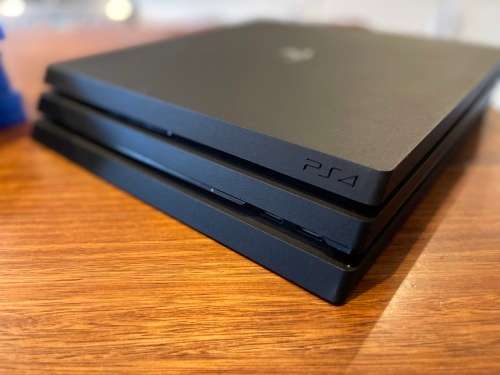 Playstation PS4 Pro + Controllers + Games