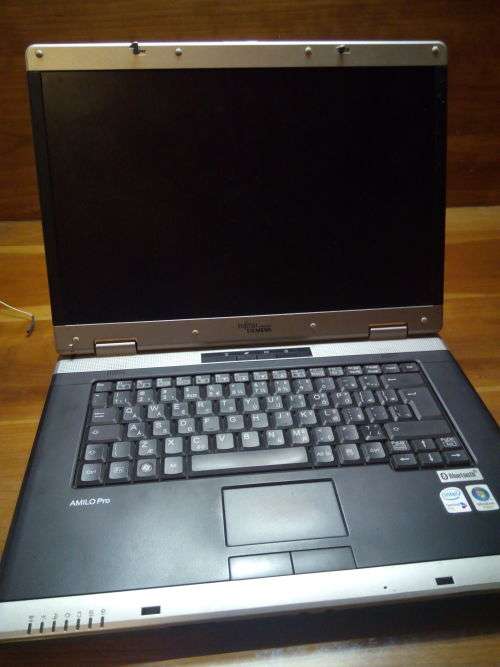 Fujitsu Siemans Amilo Pro!! PLEASE READ!!**** (BID FOR SPARES)!!  INCLUDES WIRED MOUSE AND CHARGER