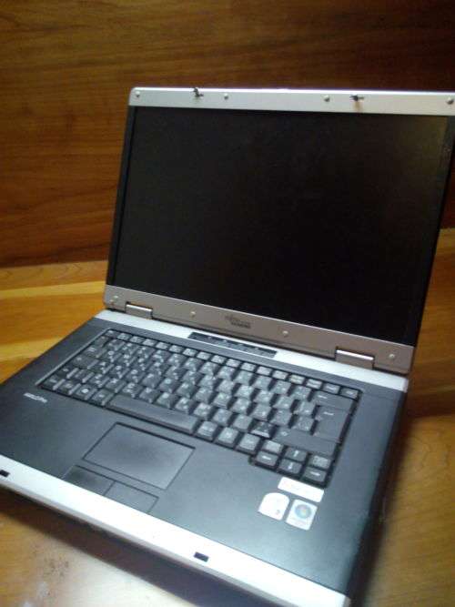 Fujitsu Siemans Amilo Pro!! PLEASE READ!!**** (BID FOR SPARES)!!  INCLUDES WIRED MOUSE AND CHARGER