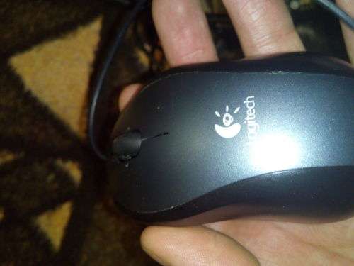 Fujitsu Siemans Amilo Pro!! PLEASE READ!!**** (BID FOR SPARES)!!  INCLUDES WIRED MOUSE AND CHARGER