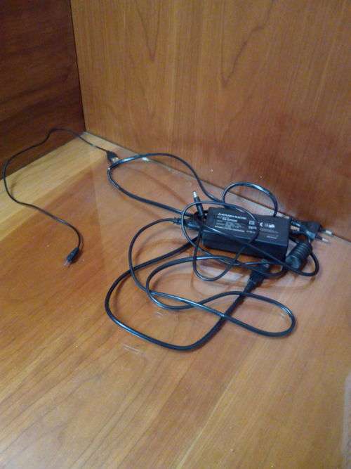 Fujitsu Siemans Amilo Pro!! PLEASE READ!!**** (BID FOR SPARES)!!  INCLUDES WIRED MOUSE AND CHARGER