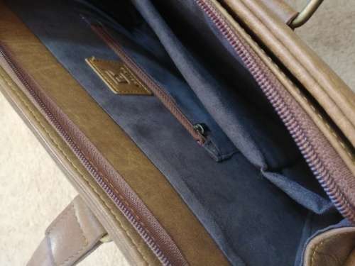 STUNNING***Executive  Laptop / Carry Bag!! Extremely Strong And Excellent Structural Support!!