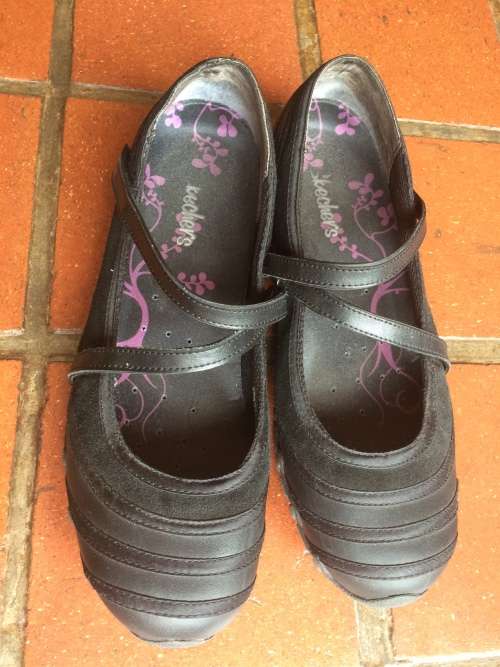 Black Skechers size 7 EU40