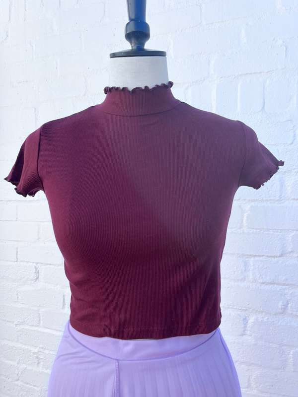 maroon crop top t-shirt (size small RT)