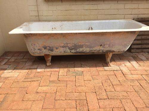 Deco 1934 cast iron bath on legs