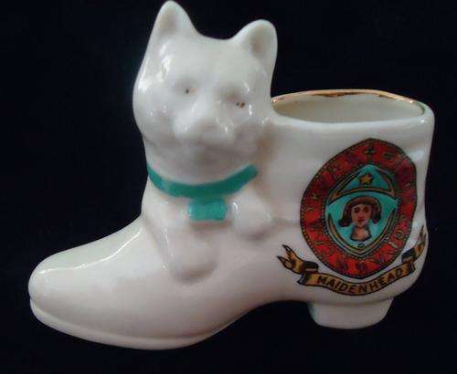 CRESTED CHINA- CAT IN BOOT-MAIDENHEAD