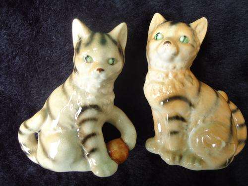 TWO CAT SALT & PEPPER ORNAMENTS