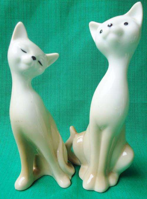 ELEGANT PAIR OF CAT ORNAMENTS