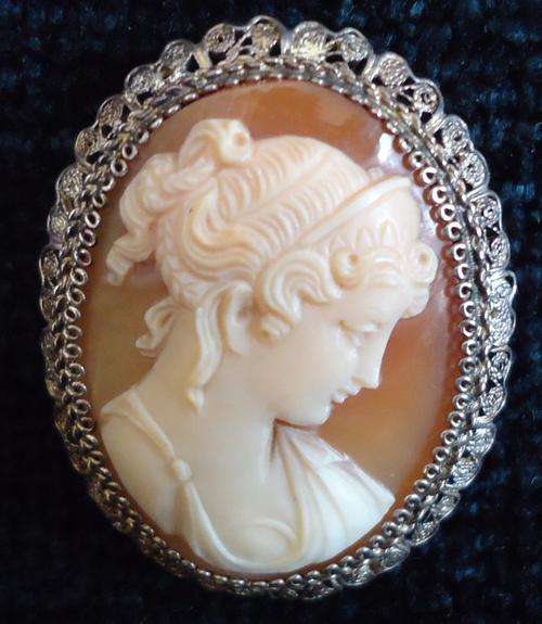 VINTAGE CAMEO BROOCH OR NECKLACE