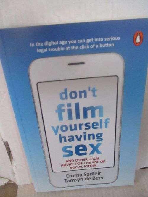 DON'T FILM YOURSELF HAVING SEX AND OTHER LEGAL ADVICE FOR THE AGE SOCIAL MEDIA-E.SADLER/T DE BEER