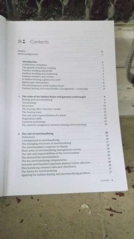 MASTERING;FASHION BUYING AND MERCHANDISING MANAGEMENT---TIM JACKSON AND DAVID SHAW