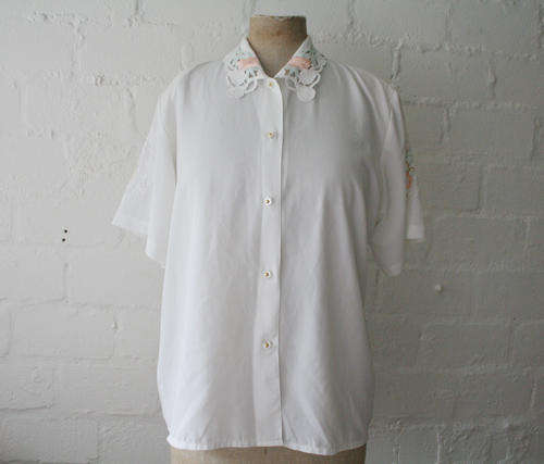 VINTAGE WHITE BLOUSE WITH EMBROIDERY DETAILS AND A CUTOUT COLLAR SIZE 12