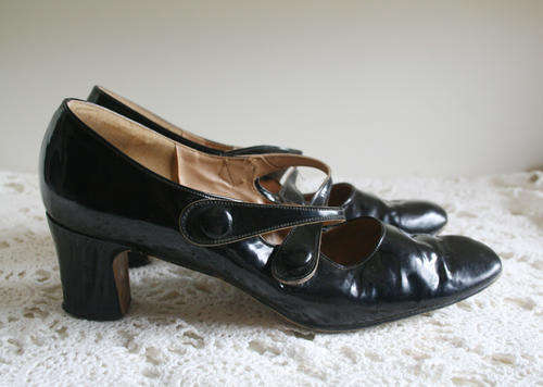 *SALE* VINTAGE AUSTRIAN BLACK PATENT MARY JANES SIZE 7 - 8