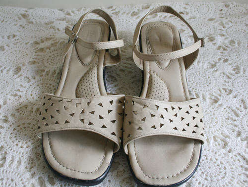 VINTAGE CREAM SANDALS WITH TRIANGLE CUTOUTS AND ANKLE STRAPS SIZE 5