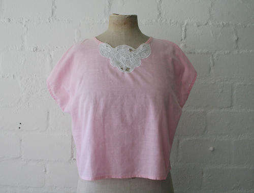 *SALE* VINTAGE LIGHT PINK TOP WITH WHITE FLORAL APPLIQUE ON NECKLINE SIZE M- L