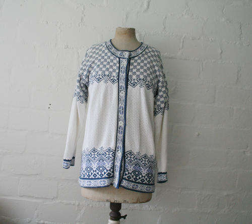 VINTAGE BLUE AND WHITE KNITTED JERSEY WITH SNOWFLAKE PATTERN SIZE L