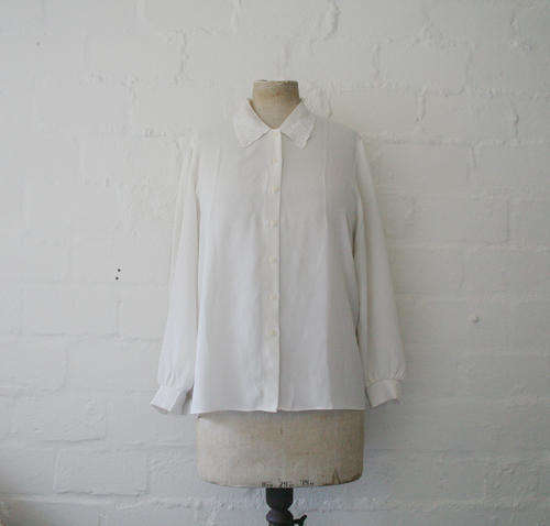 VINTAGE SIMPLE WHITE BLOUSE WITH FLORAL EMBROIDERY AND SCALLOPED EDGED COLLAR SIZE L - XL