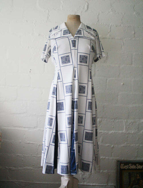 VINTAGE PATTERNED WHITE AND BLUE FIT AND FLARE DRESS WITH TRIANGULAR COLLAR SIZE 16
