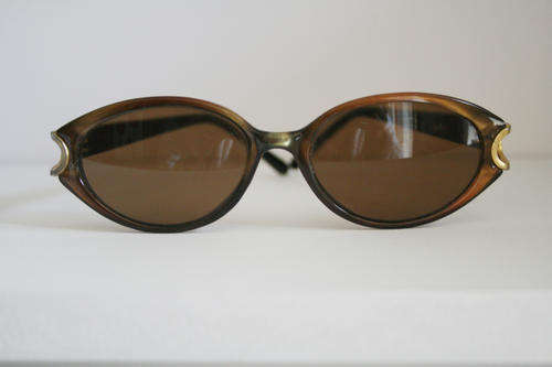 VINTAGE CATS EYE SUNGLASSES WITH GOLD DETAILING