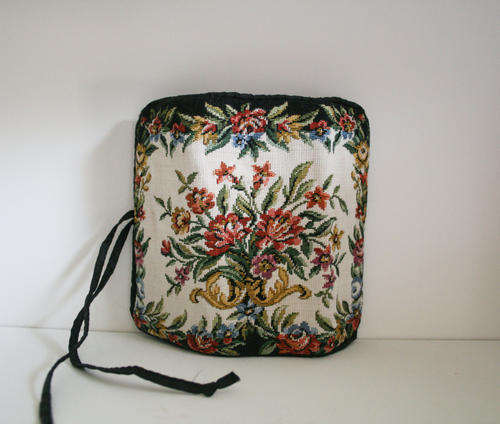 VINTAGE SMALL DELICATE NEEDLEPOINT PURSE