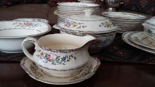 61 Piece dinner service. ALFRED MEAKIN, ROYAL MARIGOLD SERIES, HAND PAINTED, JEROME PATTERN