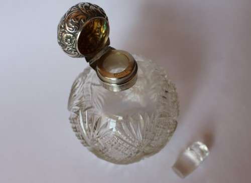 Victorian Sterling Silver Top Crystal Perfume Scent Bottle Walker Hall Sheffield c1900 England VG