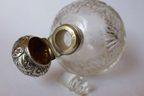 Victorian Sterling Silver Top Crystal Perfume Scent Bottle Walker Hall Sheffield c1900 England VG