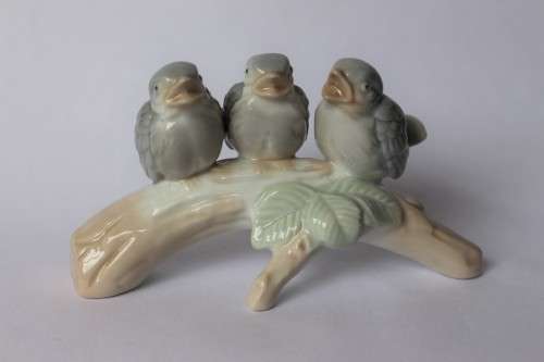 Otagiri OMC Vintage Figurine 3 Blue Grey Baby Bird Chicks On A Branch Japan Porcelain Near Mint