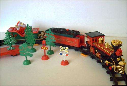 CHRISTMAS TRAIN SET - MAKES ENGINE SOUNDS  & WHISTLES ***BEAUTIFUL GIFT***