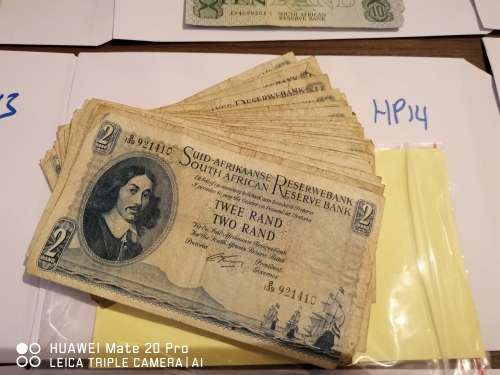 34 x R2 banknotes