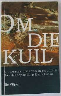 Om die kuil deur Nic Viljoen. Sketse en stories van die Noord-Kaapse dorp Danielskuil.