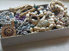 WHAT AN OFFER: BULK COSTUME JEWELLERY SETS (200PCS)