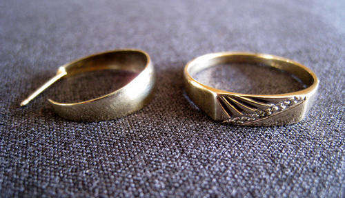 A LOVELY VINTAGE 9ct GOLD DRESS RING & SINGLE EARRING!! Use for scrap!