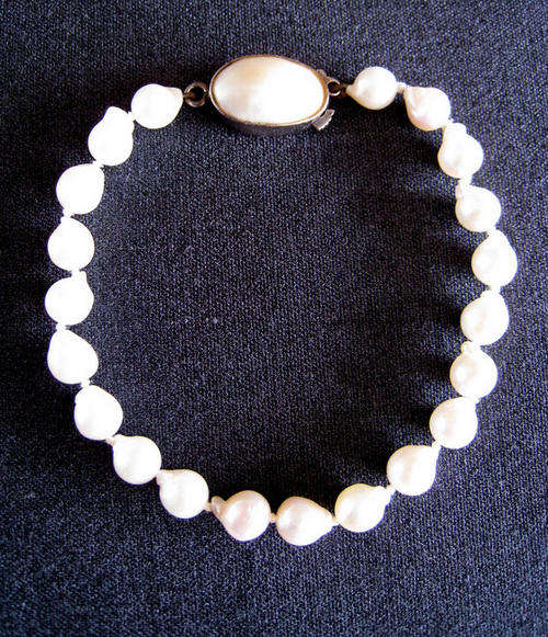 A STUNNING VINTAGE CULTURED PEARL BRACELET! Have a look!!!