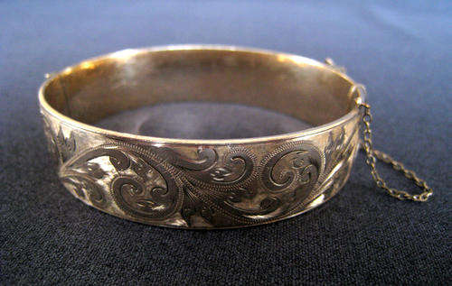 A STUNNING VINTAGE 9CT GOLD BANGLE!!! 44gr