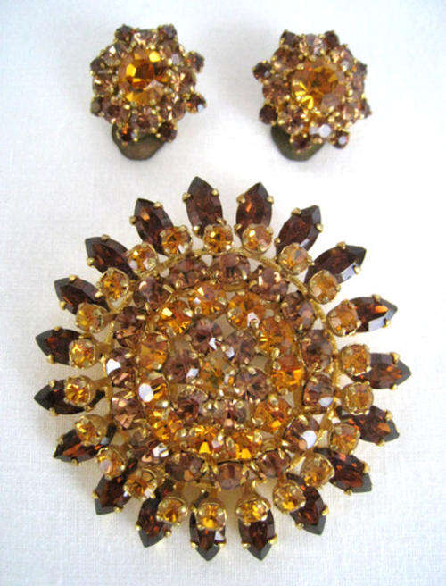 A BEAUTIFUL 1960's BROOCH & EARRING SET - Excellent condition!