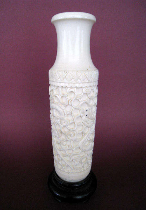A MAGNIFICENT VINTAGE GENUINE IVORY VASE - CHINESE