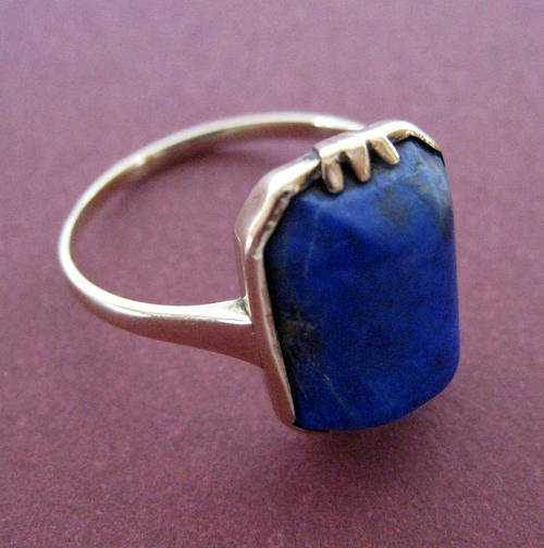A VINTAGE 14 CARAT GOLD DRESS RING with LAPIS LAZULI STONE