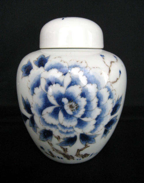 A LOVELY VINTAGE ORIENTAL PORCELAIN GINGER JAR