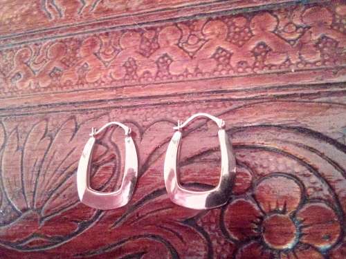 BRAND NEW Beautiful 9CT yellow gold hoop earrings