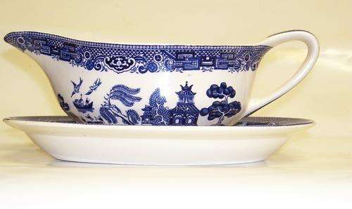 JOHNSON BROS - ENGLAND - WILLOW PATTERN - GRAVY BOAT AND UNDERPLATE