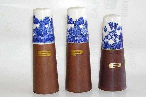WILLOW PATTERN - SALT/PEPPER CELLAR'S
