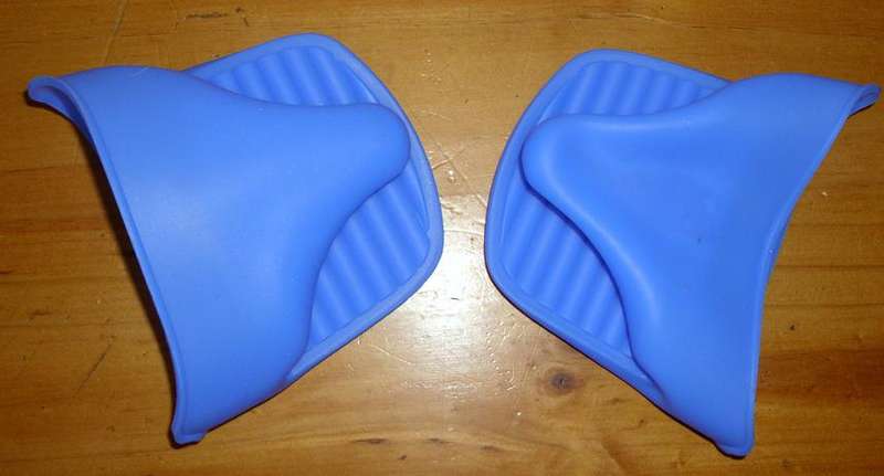 Heat resistant kitchen gloves (silicone - various colors)
