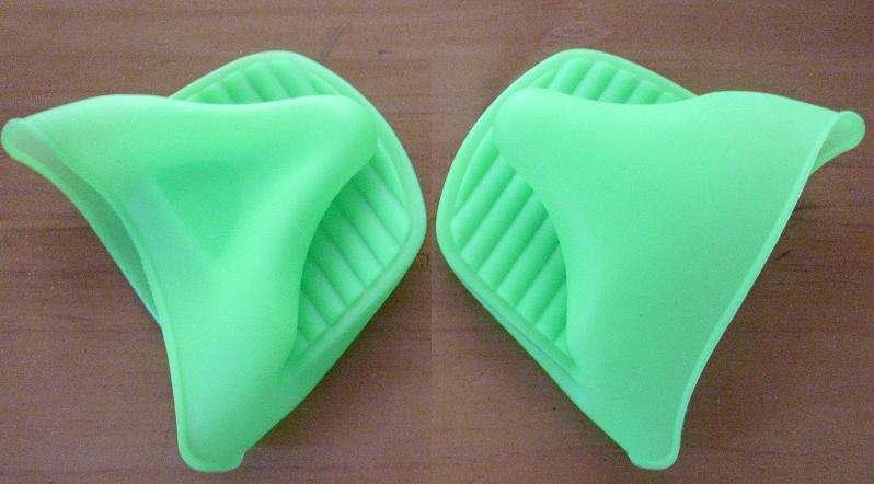 Heat resistant kitchen gloves (silicone - various colors)