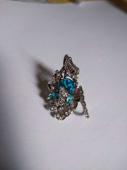 Unbelievable, Amazing Crystal and ancient silver plated ring pair.