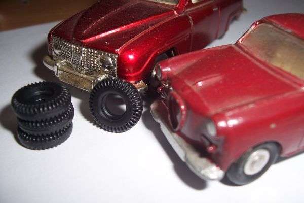 B32 - Dinky Tyres