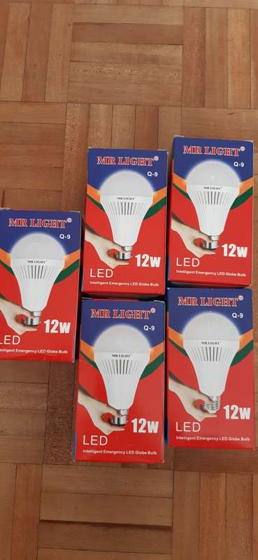 Intelligent emergency light bulbs