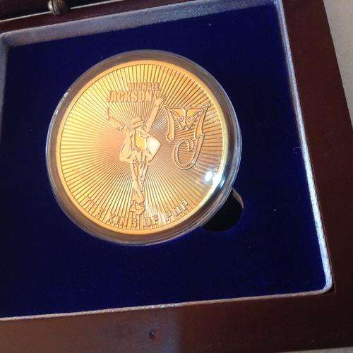Micheal Jackson King of Pop  Uncirculated Untouched in Rosewood case