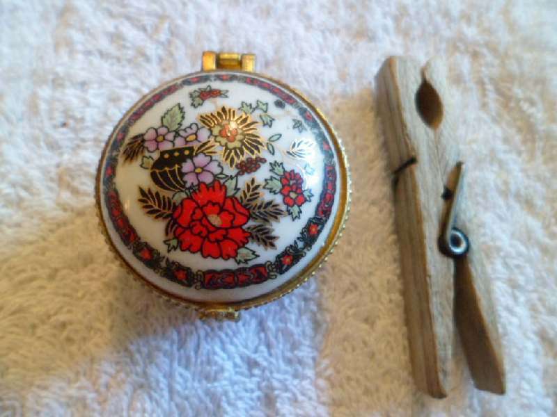 Ceramic Pillbox with flowers