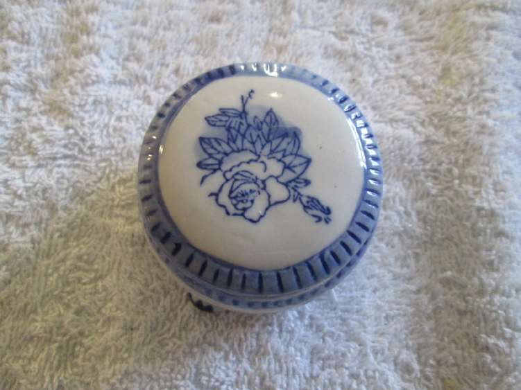Small ceramic pot with lid